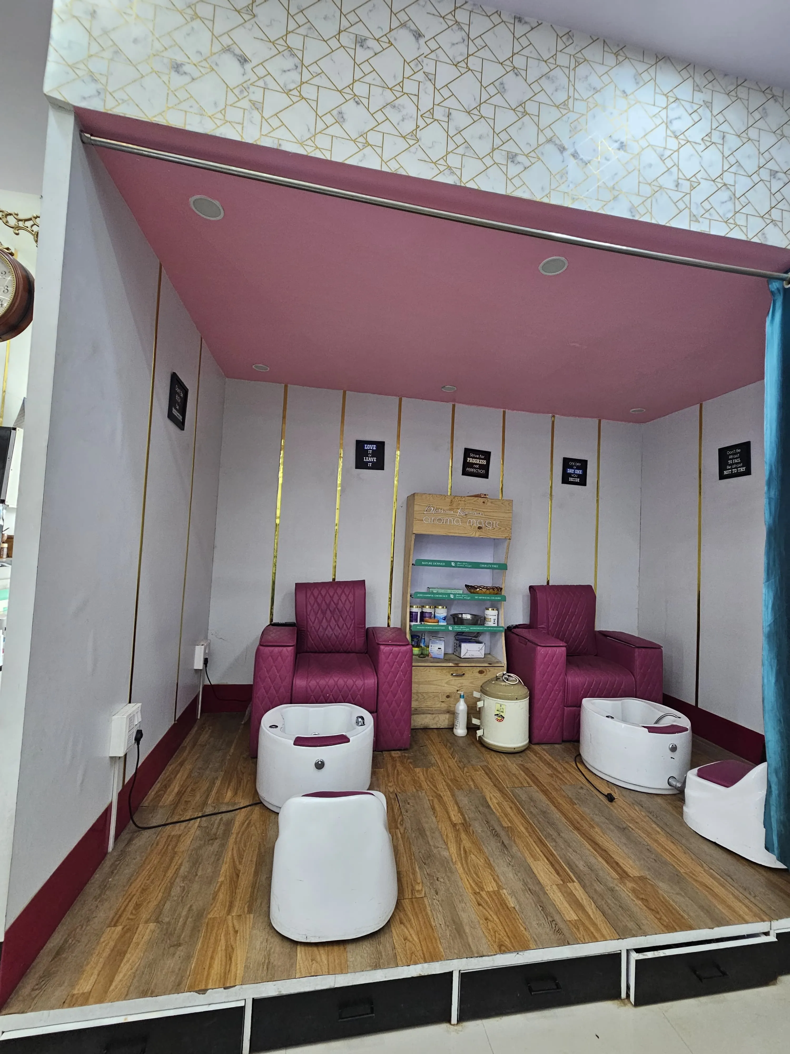 THE LUXURIOUS SALON